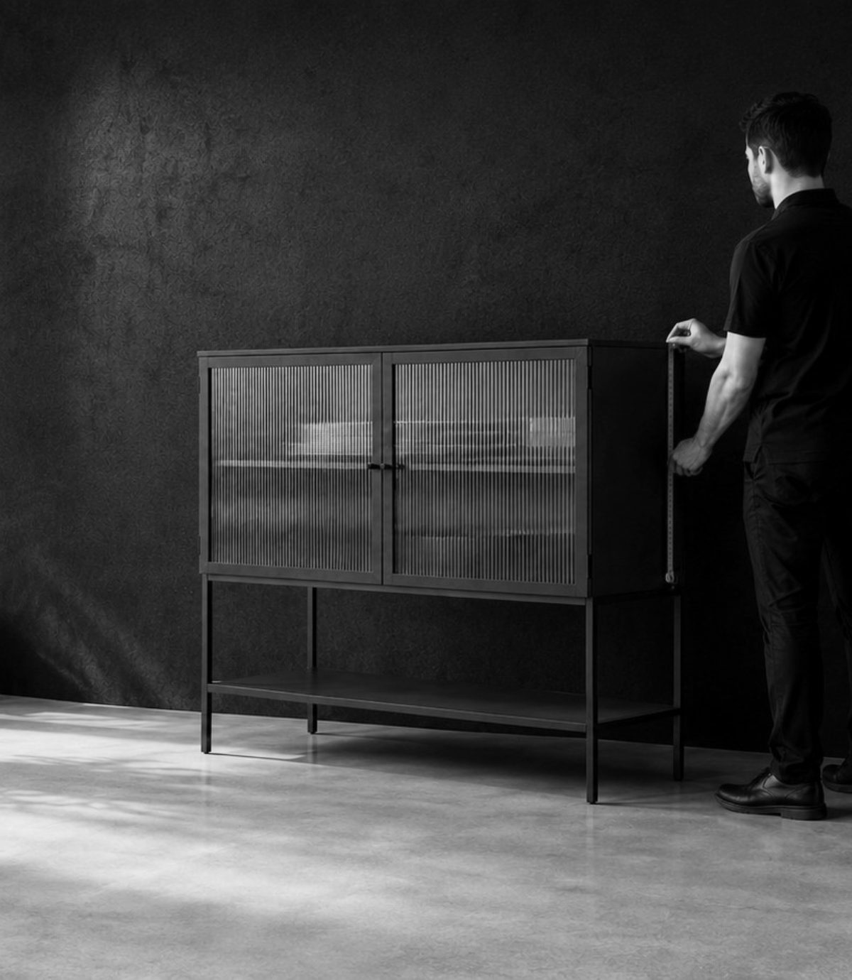 Banner muebles a medida KALLFÜ — vitrina negra
