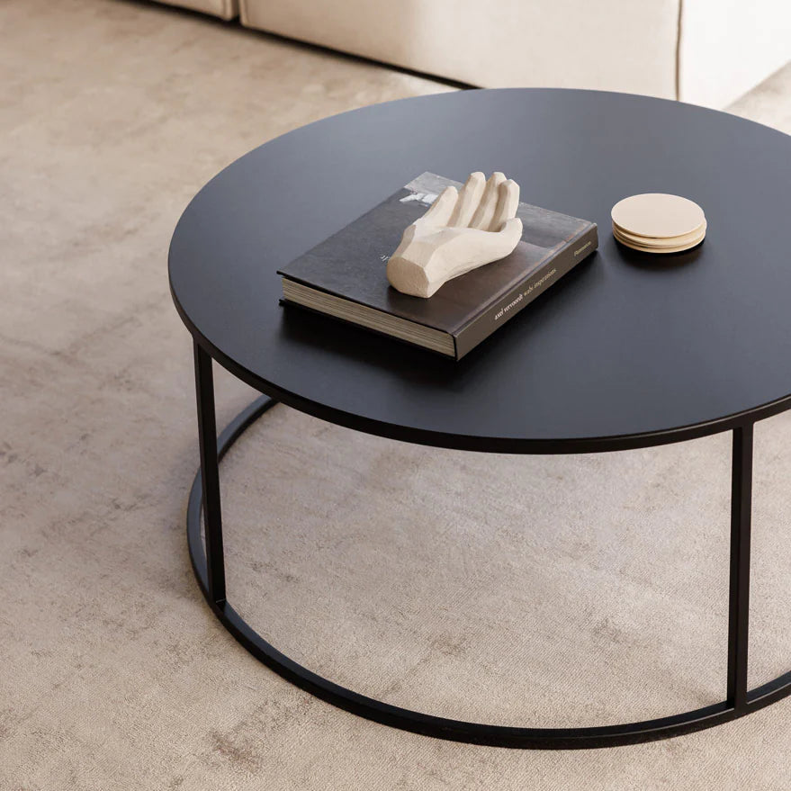 Detalle de la mesa de centro circular METAL BLACK, con acabado en metal negro resistente
