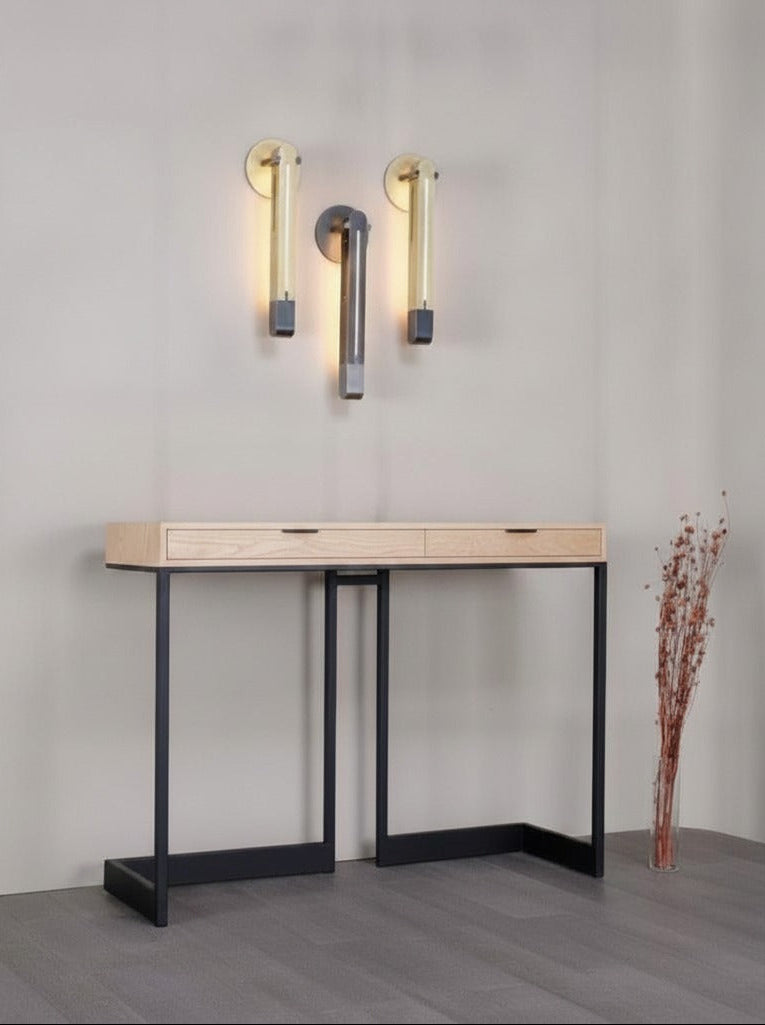Arrimo Duo 120 Kallfü tono MIMA con estructura de metal negro, 120 cm — vista tres cuartos en recibidor