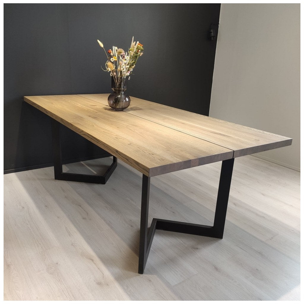 Base L Kallfü metal negro para mesa, 71 cm — en una mesa