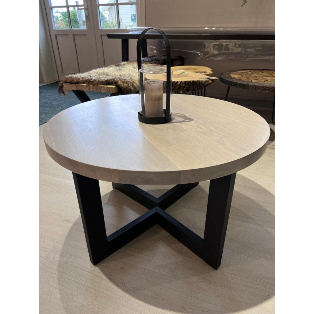 Base L Centro Kallfü metal negro para mesa, 46 cm — en una mesa