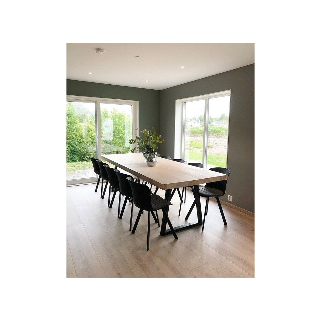 Base Trapecio Kallfü metal negro para mesa, 71 cm — en una mesa