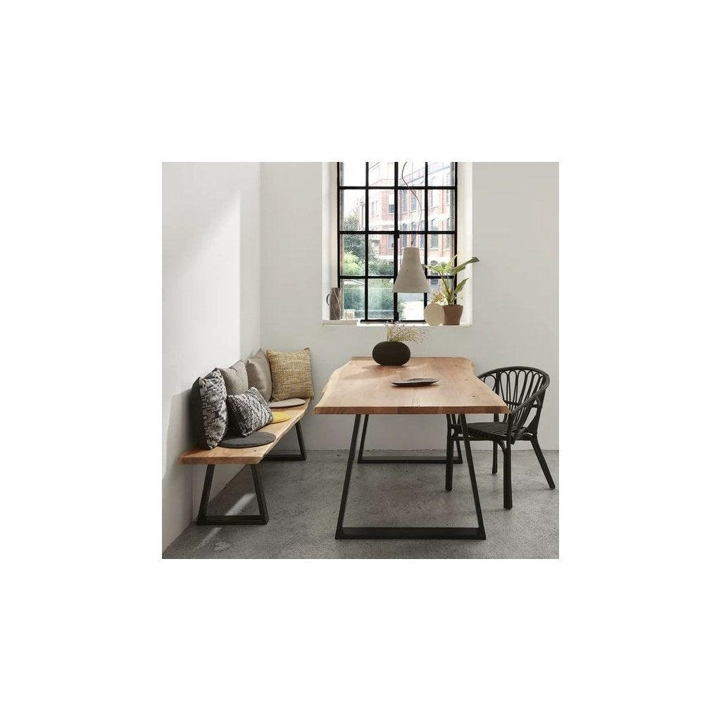 Base Trapecio Kallfü metal negro para mesa, 71 cm — en ambiente