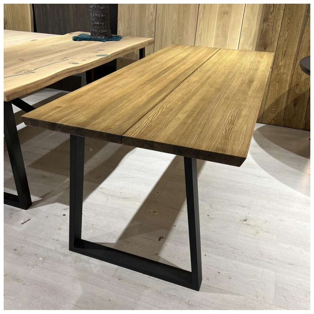 Base Trapecio Ancha Kallfü metal negro para mesa, 68 cm — en una mesa