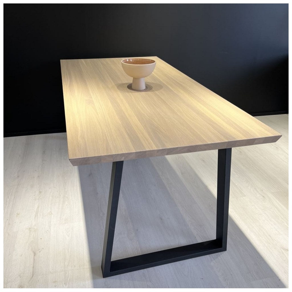 Base Trapecio Ancha Kallfü metal negro para mesa, 68 cm — en una mesa