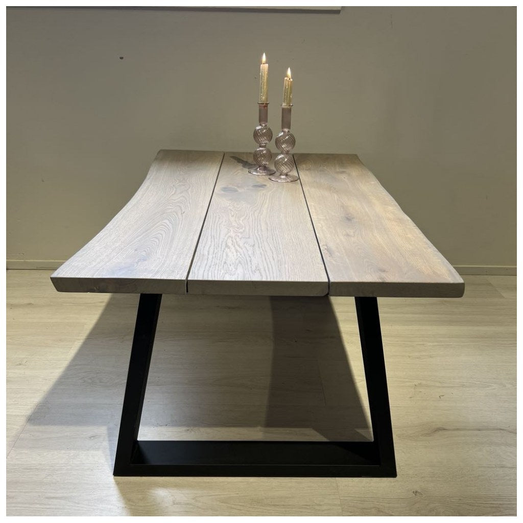 Base Trapecio Centro Kallfü metal negro para mesa, 48 cm — en una mesa