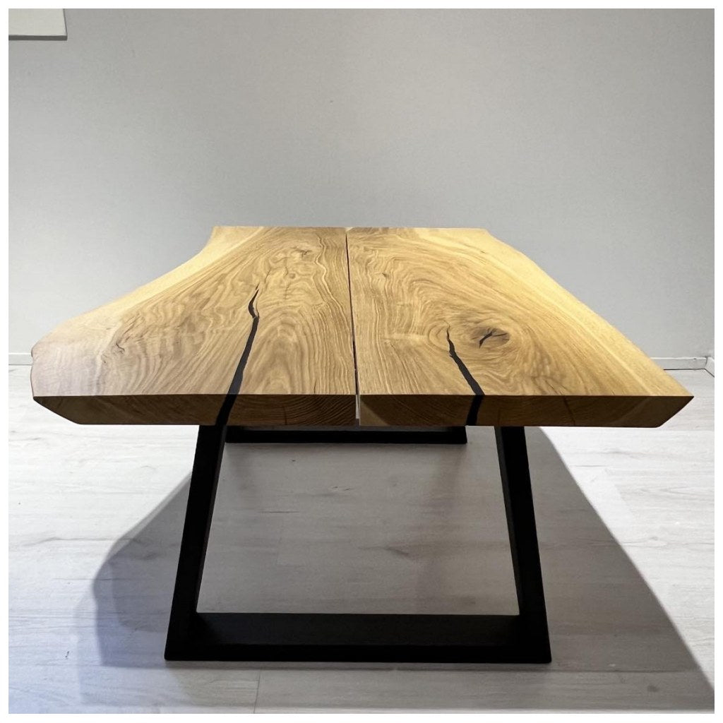 Base Trapecio Centro Kallfü metal negro para mesa, 48 cm — en una mesa