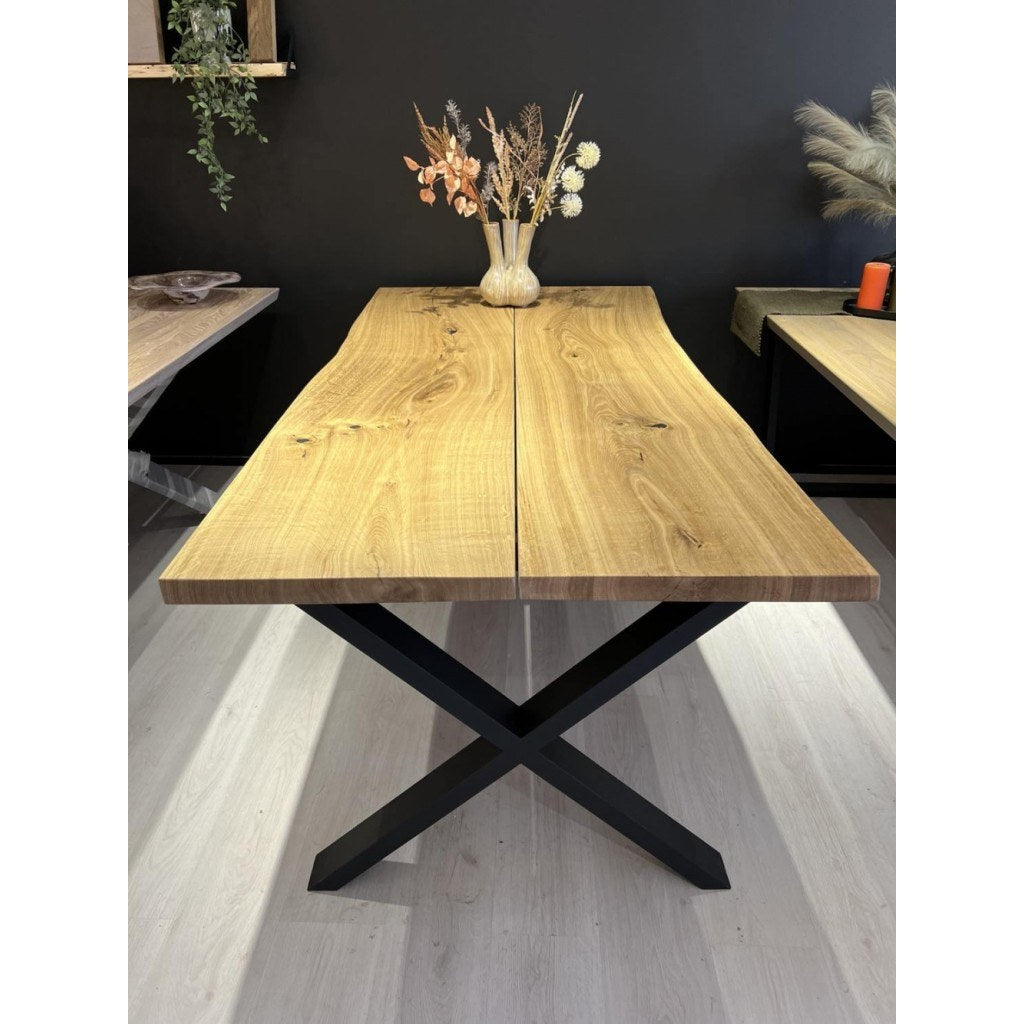 Base X Kallfü metal negro para mesa, 71 cm — en una mesa