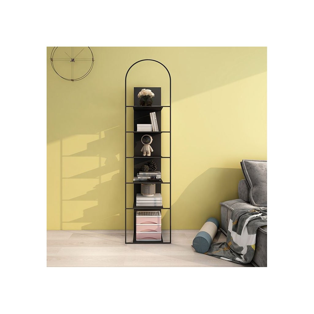 Librero Arco Kallfü metal negro en living con libros y objetos — ambiente