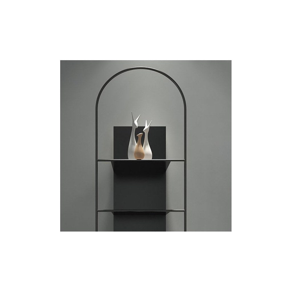 Librero Arco Kallfü metal negro — detalle de repisa con respaldo cerrado y arco