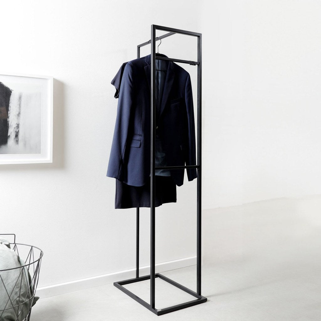 Perchero valet Alva Kallfü metal negro con blazer — vista 3/4, 160x36x49 cm
