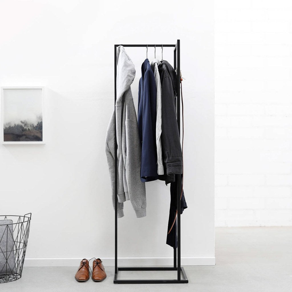 Perchero valet Alva Kallfü metal negro con prendas y zapatos — ambiente dormitorio