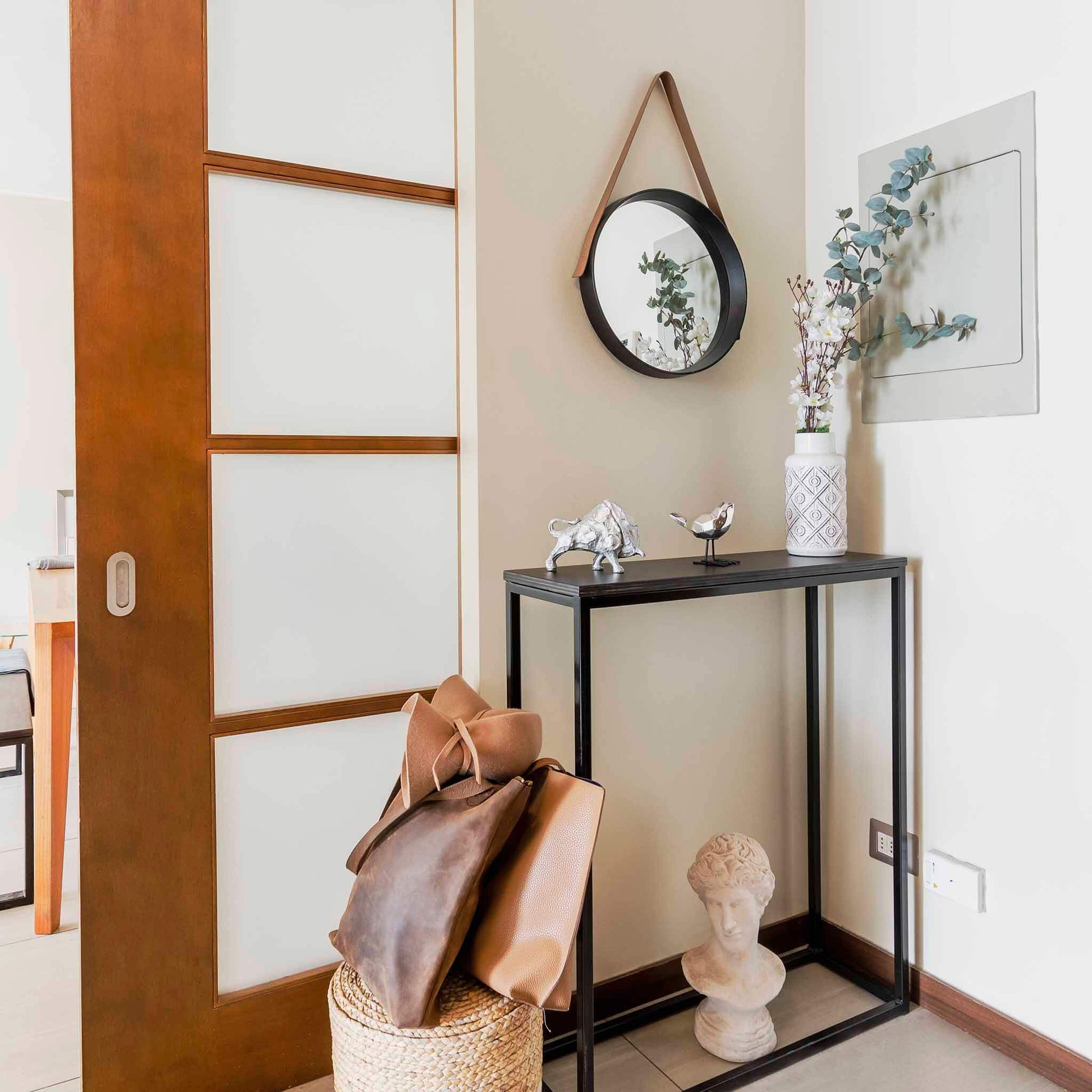 Arrimo de madera black para decorar hall